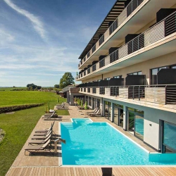 5beecfadf2eba_03_Außenpool-Weitblick-3